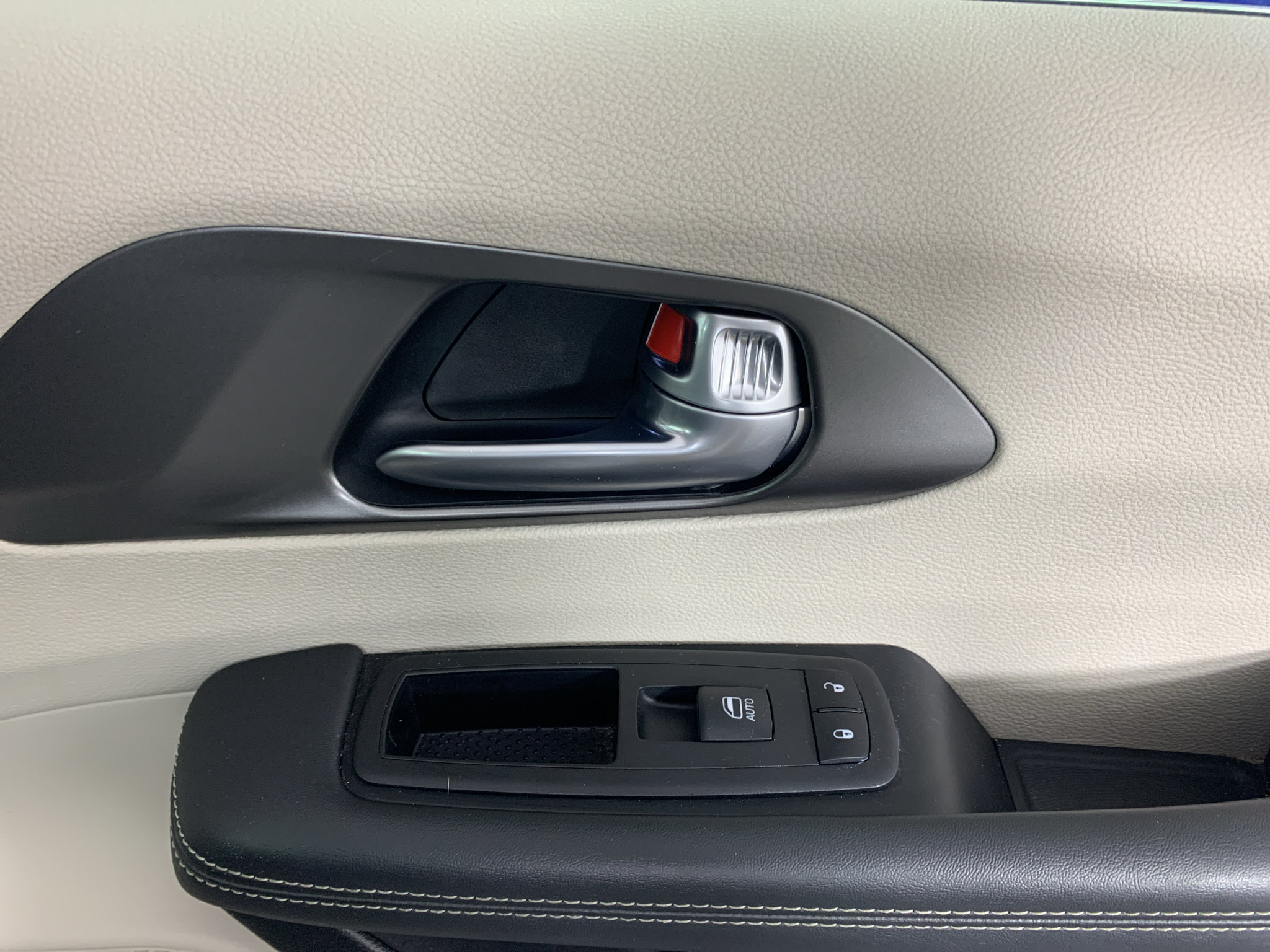 Used 2024 Chrysler Pacifica Touring-L FWD image 33