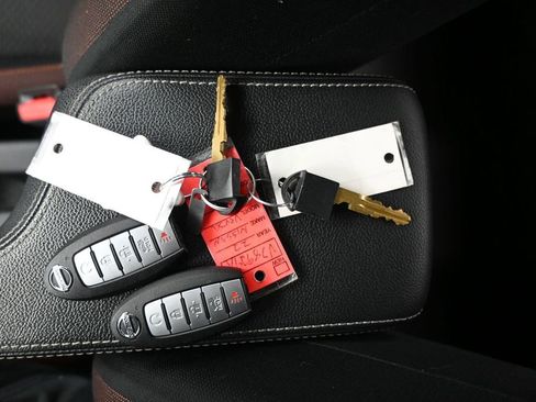 Used 2022 Nissan Versa SR w/ Convenience Package image 16