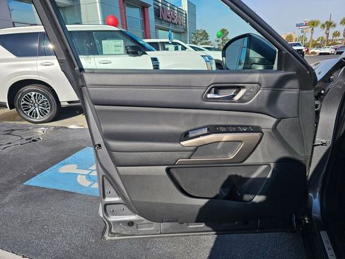 Used 2024 Nissan Pathfinder Platinum image 20