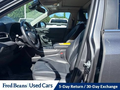 Used 2023 Toyota Highlander XLE AWD/4WD image 25