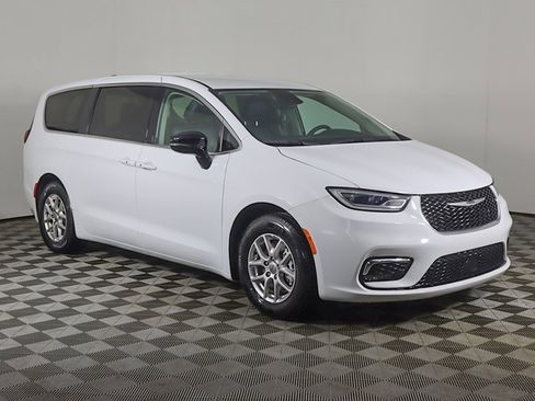 Used 2024 Chrysler Pacifica Touring-L image 52