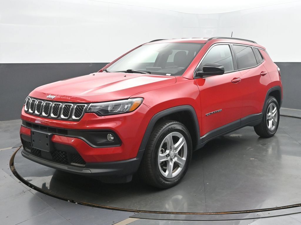 Used 2024 Jeep Compass Latitude AWD/4WD image 1