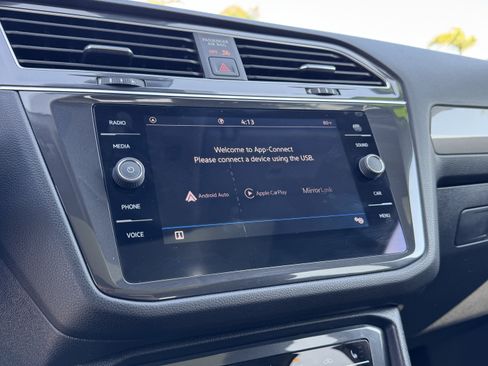Used 2023 Volkswagen Tiguan SE w/ Panoramic Sunroof Package FWD image 25