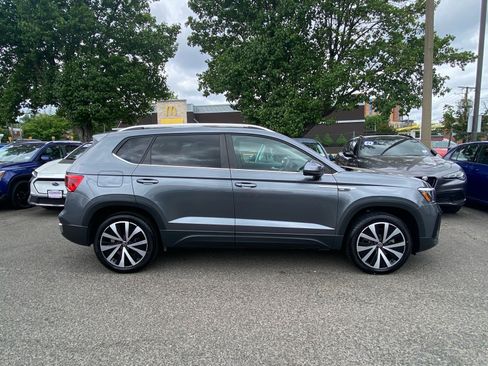 Used 2022 Volkswagen Taos SE w/ Panoramic Sunroof Package FWD image 2