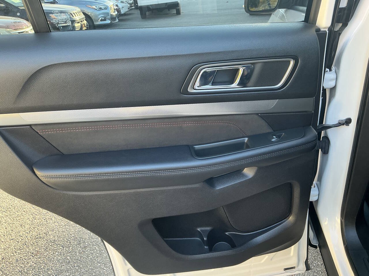 Used 2019 Ford Explorer XLT w/ Equipment Group 202A AWD/4WD image 28