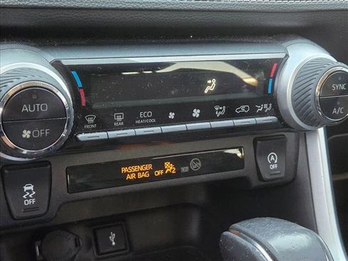 Used 2021 Toyota RAV4 XLE Premium image 17