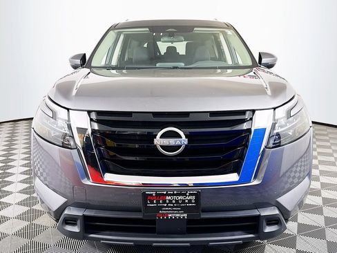 Used 2024 Nissan Pathfinder SV FWD image 2