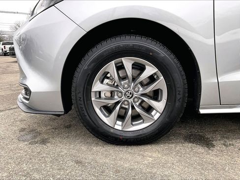 Used 2025 Toyota Sienna LE image 7
