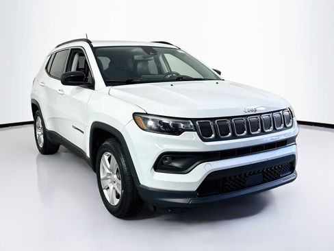 Used 2022 Jeep Compass Latitude w/ Sun and Sound Group FWD image 3