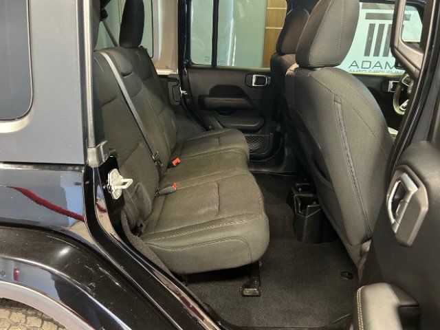 Used 2019 Jeep Wrangler Unlimited Sahara AWD/4WD image 16