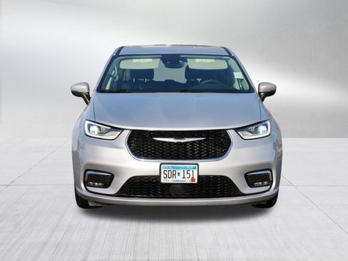 Used 2023 Chrysler Pacifica Touring-L image 2