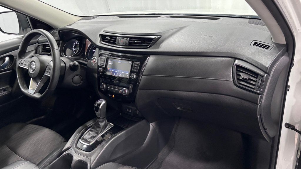Used 2018 Nissan Rogue SV AWD/4WD image 17