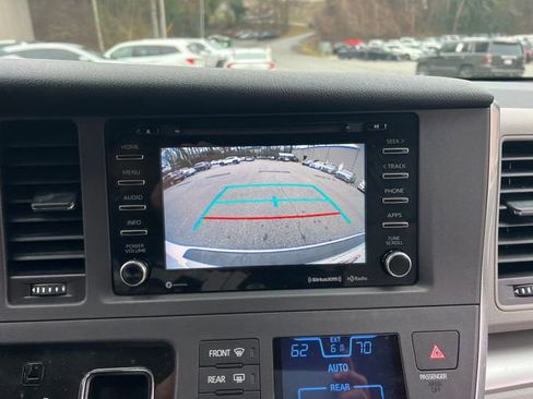 Used 2018 Toyota Sienna LE image 23