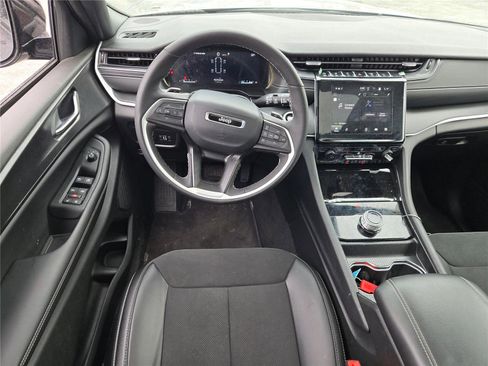 Used 2025 Jeep Grand Cherokee L Altitude image 21