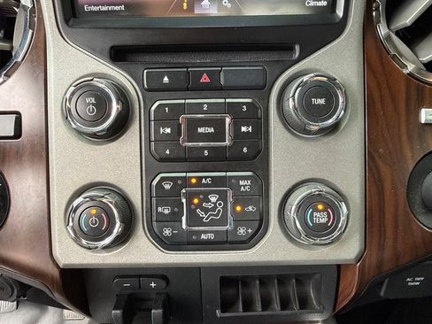Used 2014 Ford F250 Lariat w/ Chrome Package AWD/4WD image 17