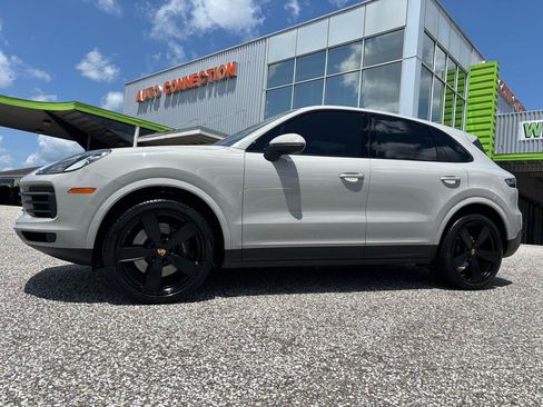 Used 2023 Porsche Cayenne AWD/4WD image 2