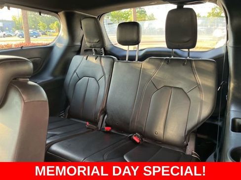 Used 2020 Chrysler Pacifica Touring-L FWD image 9