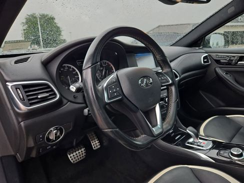 Used 2017 INFINITI QX30 Sport w/ Sport Leather Package FWD image 2