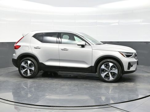 Used 2025 Volvo XC40 B5 Plus image 8