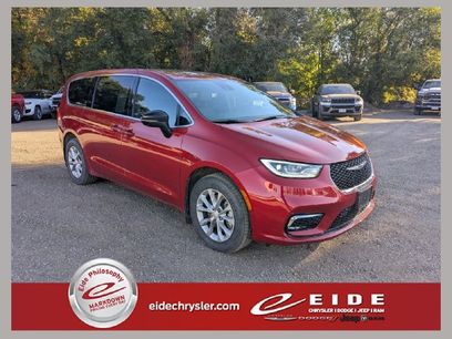 Used 2025 Chrysler Pacifica Select