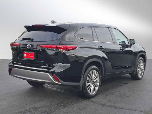 Used 2023 Toyota Highlander Platinum image 3