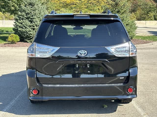Used 2018 Toyota Sienna SE Premium FWD image 4