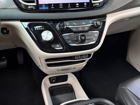Used 2023 Chrysler Pacifica Touring-L FWD image 16