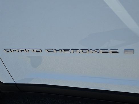 New 2025 Jeep Grand Cherokee L Laredo image 14