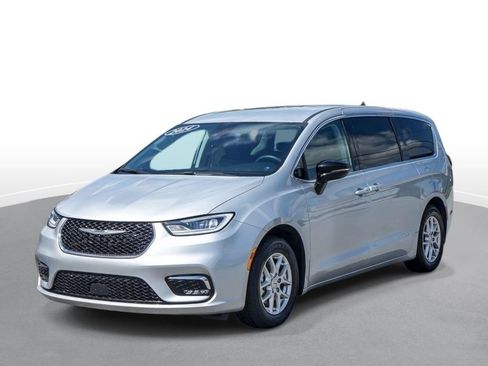 Used 2024 Chrysler Pacifica Touring-L FWD image 4
