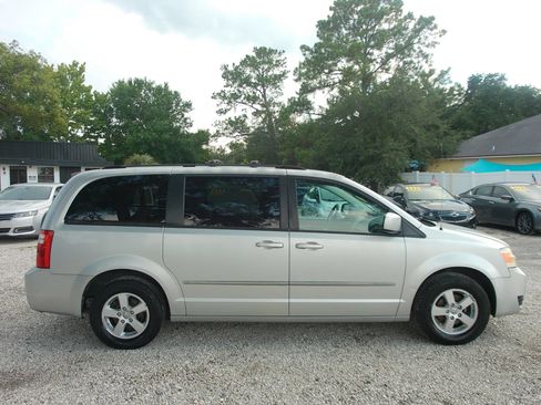 Used 2010 Dodge Grand Caravan SXT FWD image 4