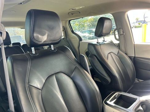 Used 2023 Chrysler Pacifica Touring-L image 15