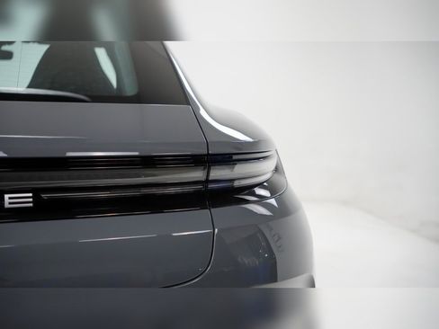 Certified 2025 Porsche Panamera 4 image 12