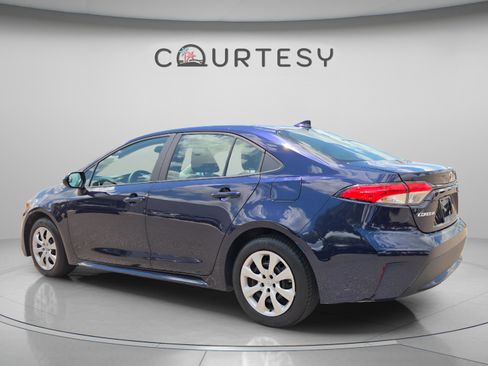 Certified 2022 Toyota Corolla LE FWD image 3