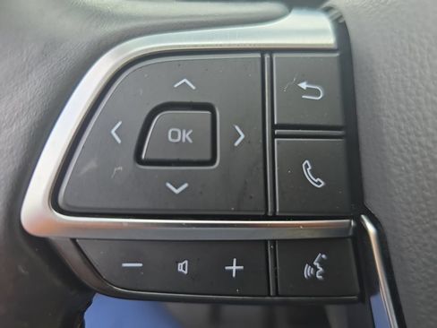 Used 2020 Toyota Highlander XLE AWD/4WD image 19