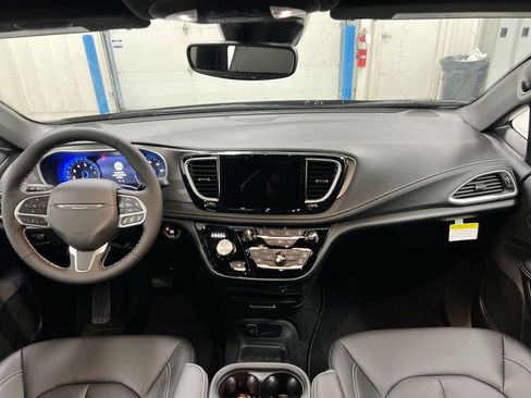 New 2027 Chrysler Pacifica Select AWD/4WD image 10