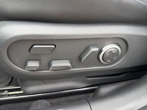 Used 2025 Genesis GV60 RWD image 24