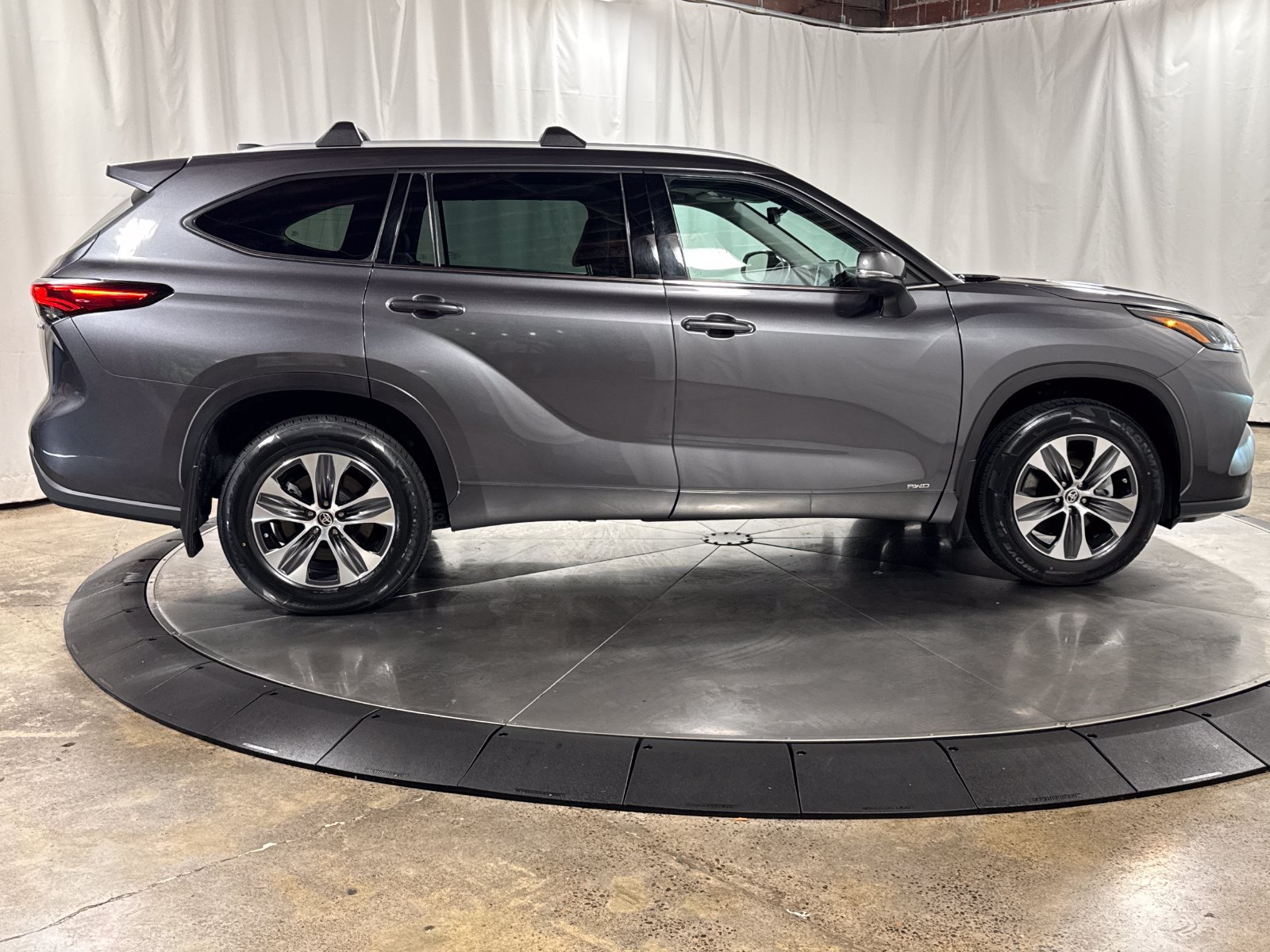 Used 2022 Toyota Highlander XLE AWD/4WD image 6