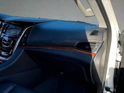 Used 2019 Cadillac Escalade Luxury AWD/4WD image 26
