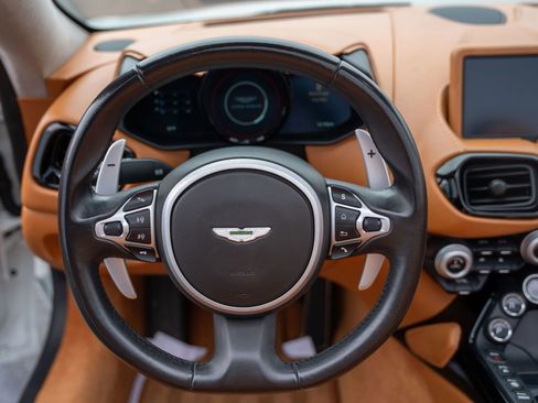Used 2021 Aston Martin V8 Vantage Roadster image 23