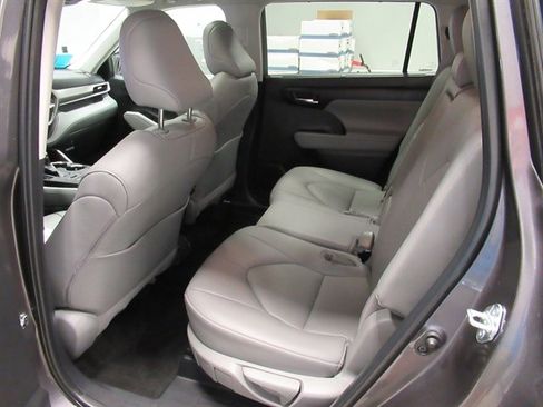 Used 2024 Toyota Highlander XLE image 14