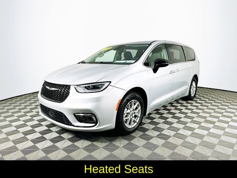 Used 2024 Chrysler Pacifica Touring-L image 5
