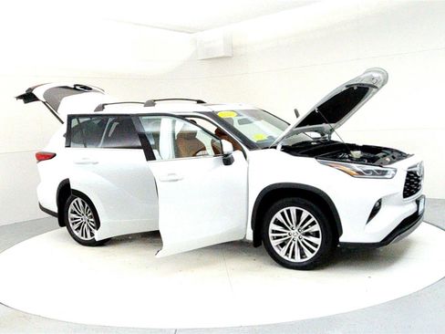 Used 2023 Toyota Highlander Platinum image 12