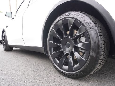 Used 2021 Tesla Model Y Long Range image 8