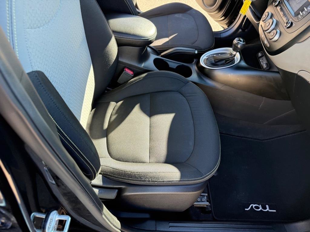 Used 2016 Kia Soul + FWD image 18