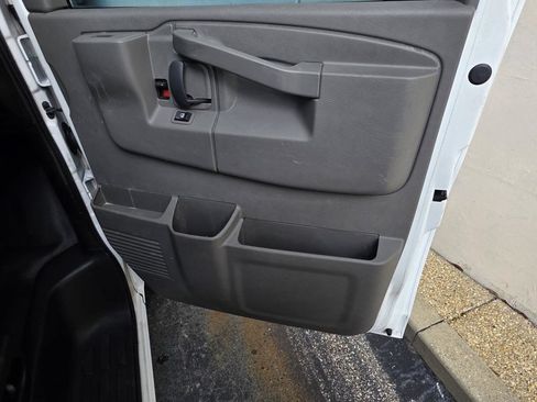 Used 2016 Chevrolet Express 2500 RWD image 25