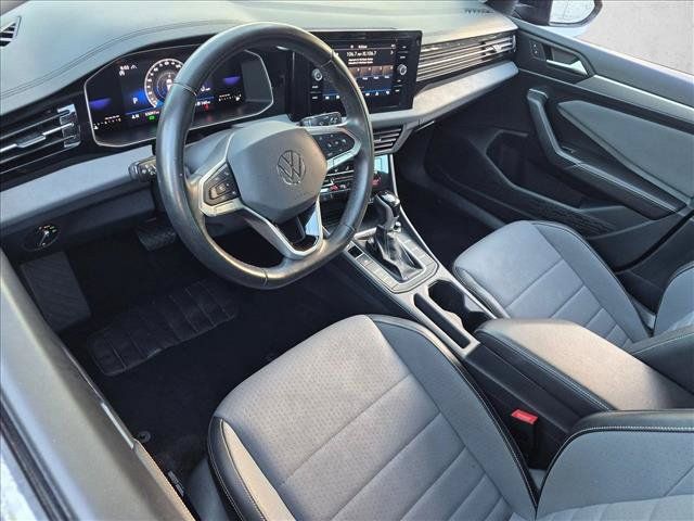 Used 2025 Volkswagen Jetta SE FWD image 10