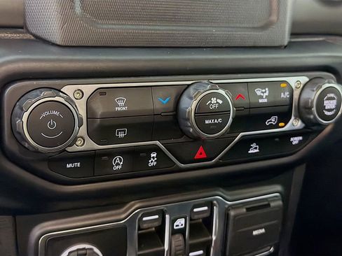 Used 2022 Jeep Wrangler Unlimited Sport image 18