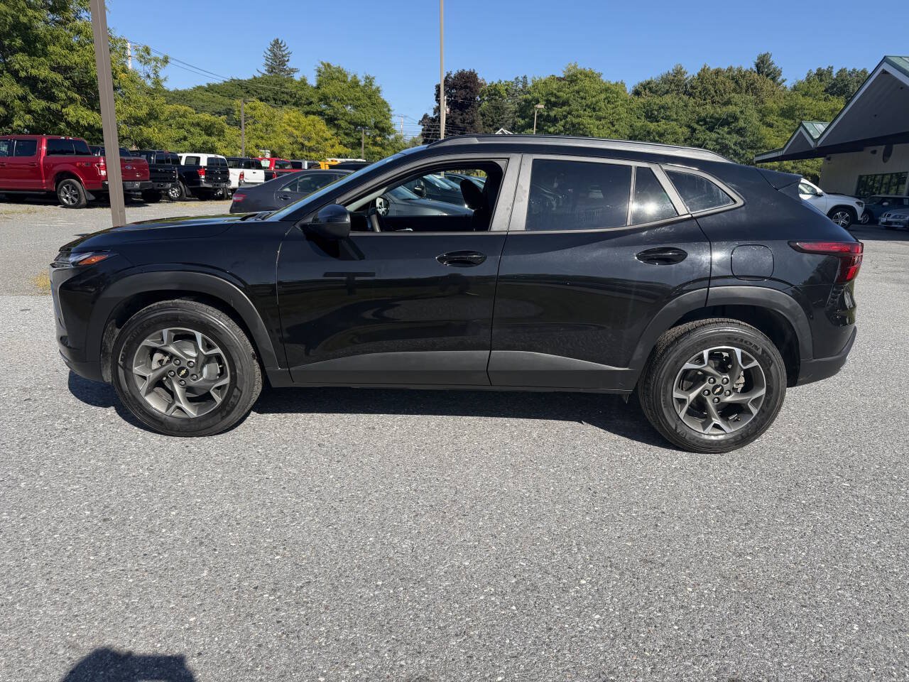 Used 2024 Chevrolet Trax LT FWD image 2