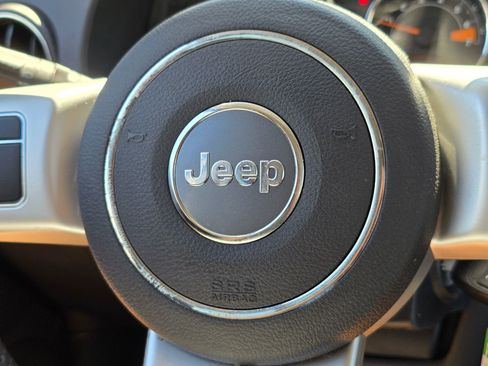 Used 2017 Jeep Compass Latitude FWD image 29