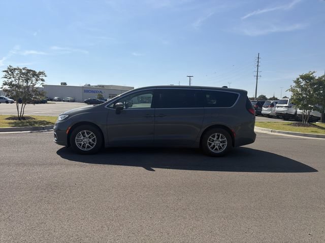 Used 2023 Chrysler Pacifica Touring-L FWD image 2